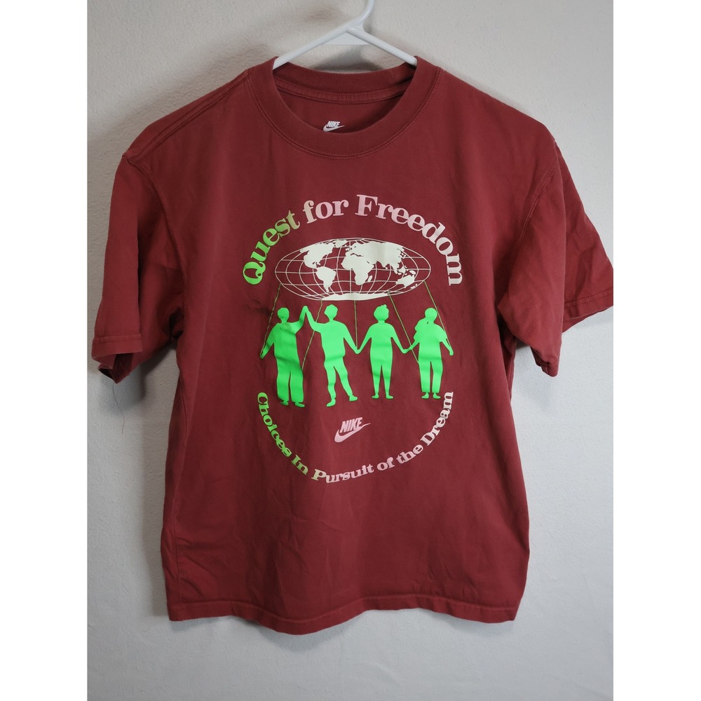 Nike Quest for Freedom Graphic Tee Burgundy Loose Fit XS Short Sleeve T-Shirt